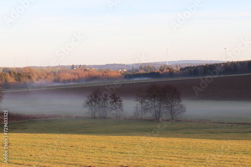 Landschaft im Herbstnebel. photo