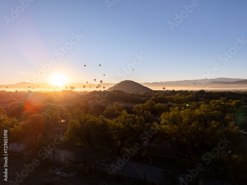 Piramide del sol al amananecer con globos aerostaticos en teotihuacan photo