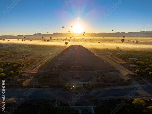 Piramide del sol al amananecer con globos aerostaticos en teotihuacan photo