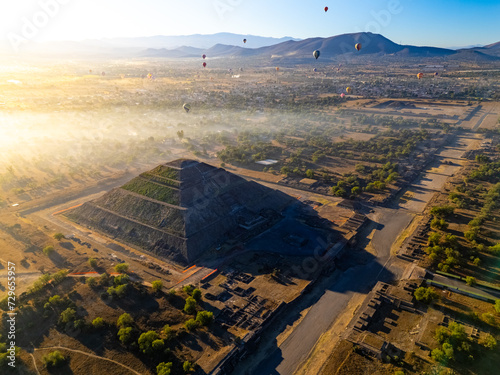 Piramide del sol al amananecer con globos aerostaticos en teotihuacan photo