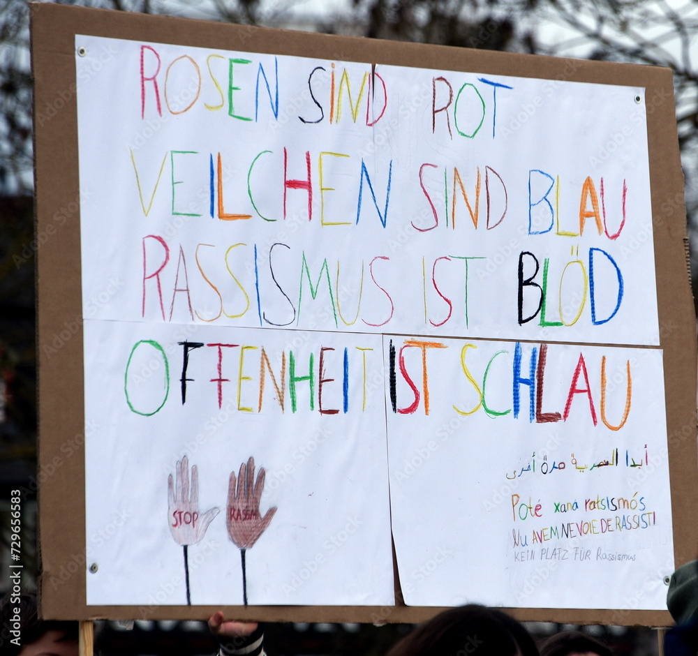 Schild "Rosen sind rot, Veilchen sind blau, Rassismus ist blöd, Offenheit ist schlau!" foto de
