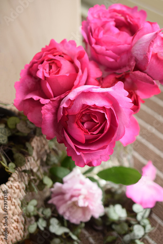 部屋に飾ったピンクの薔薇、イブピアッチェ、バラのインテリア