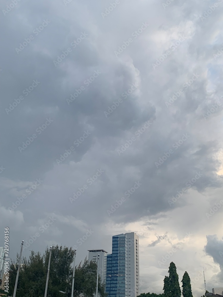 Cielo nublado en la ciudad