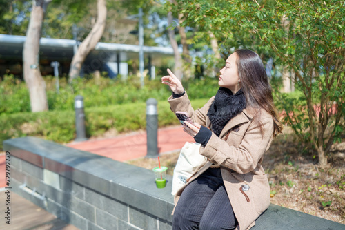 香港の公園で休憩している20代の中国人女性 Chinese woman in her 20s taking a break in a park in Hong Kong photo