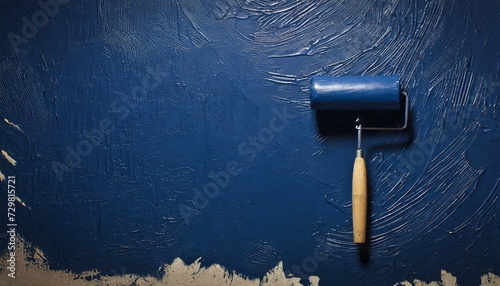 紺色のペンキを塗られた壁