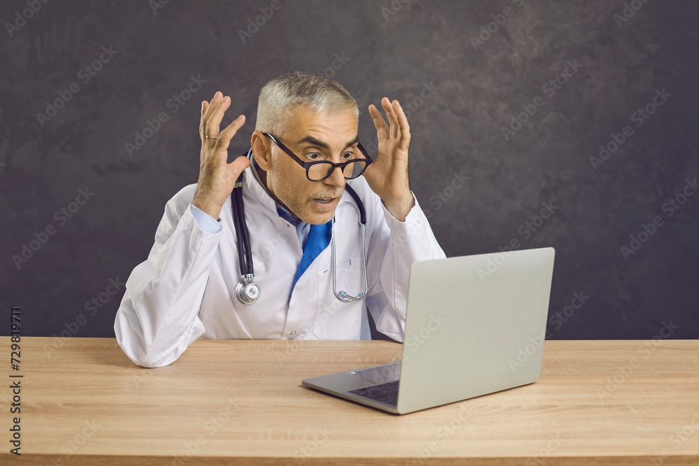 Foto de Stunned serious Caucasian male doctor in white medical coat(02)