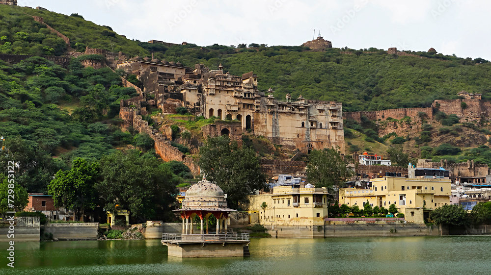 Obraz premium View of Nawal Sagar and Taragarh Fort Bundi, Rajasthan, India.