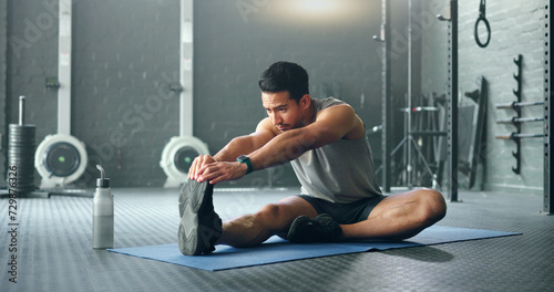 Foto Man, break and stretching on gym floor in fitness, workout or training for strong muscles, heart health or cardio wellness