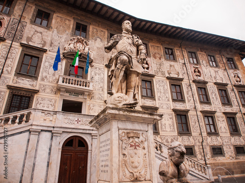 Italia, Toscana, la città di Pisa. Piazza dei Cavalieri. Universita'  La Normale e statua di Cosimo dei Medici.