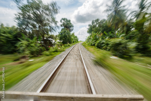 Dans le Bamboo Train à pleine vitesse, proche de Battamang. filé de flou de bougé