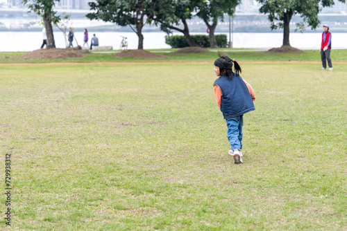 台湾台北市大同区の大きな公園で遊ぶ台湾人の小さな女の子の子供 A child of a little Taiwanese girl playing in a big park in Datong District, Taipei City, Taiwan