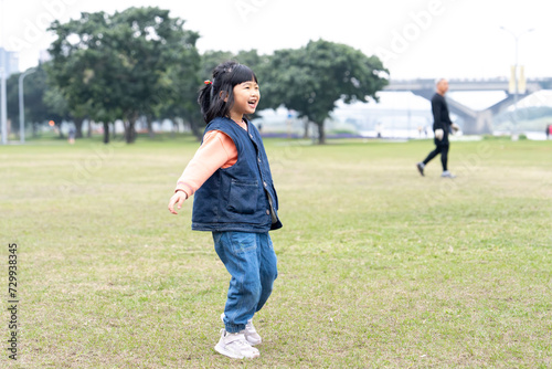 台湾台北市大同区の大きな公園で遊ぶ台湾人の小さな女の子の子供 A child of a little Taiwanese girl playing in a big park in Datong District, Taipei City, Taiwan