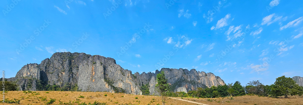 Photo panorama Limestone mountain range, unique travel scene with beautiful sky background in meuang feuang, laos