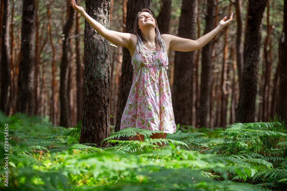 Junge Frau beim Waldbaden (Shinrin Yoku), Naturtherapie aus Japan (Model released) Junge Frau beim Waldbaden (Shinrin Yoku), Naturtherapie aus Japan (Model released)