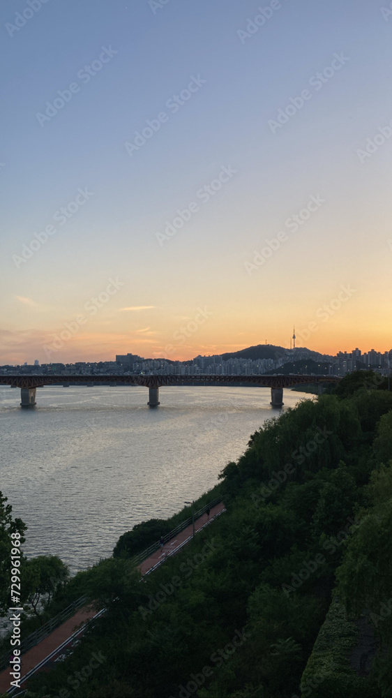 Fototapeta premium 서울 성수동 서울숲 성수구름다리 남산 노을 배경화면