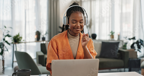 Foto Laptop, dancing and young woman in the living room listening to music, album or radio of apartment