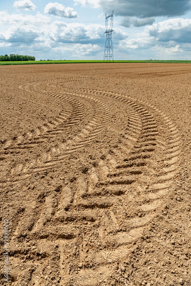 Traces de roues de tracteur dans la terre dans un champ Traces de roues de tracteur dans la terre dans un champ