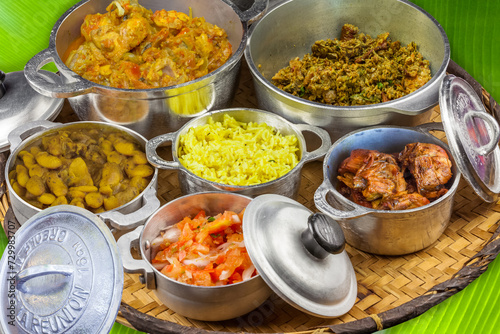 Assemblage de plats typiques de la cuisine créole réunionnaise 