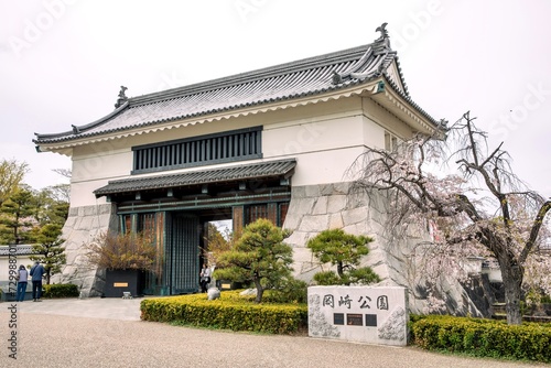 岡崎市、岡崎城の大手門と枝垂れ桜 photo