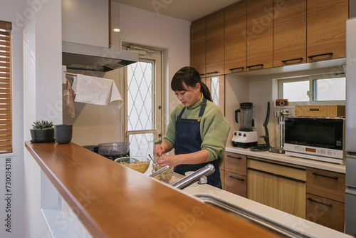 キッチンで料理をする女性