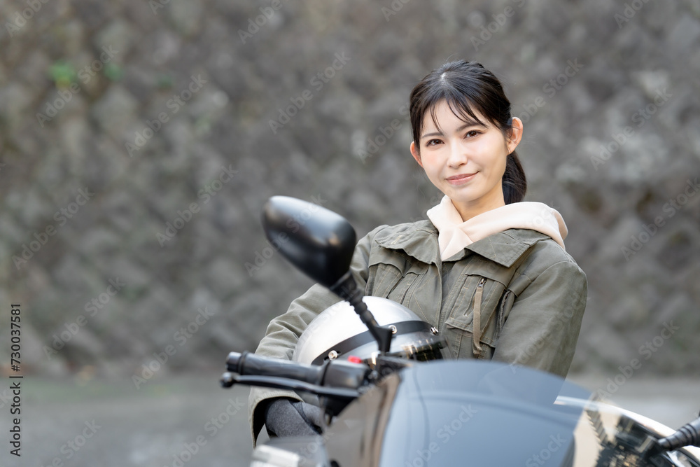 バイクに乗る女性 バイクに乗る女性