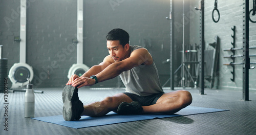 Foto Man, break and stretching on gym floor in fitness, workout or training for strong muscles, heart health or cardio wellness