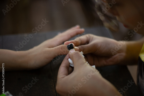 Select focus Asian women's nails I'm decorating my fingernails at home.