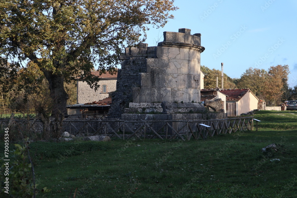 Altilia - Mausoleo di Caius Ennius Marsus al Parco Archeologico di Sepino