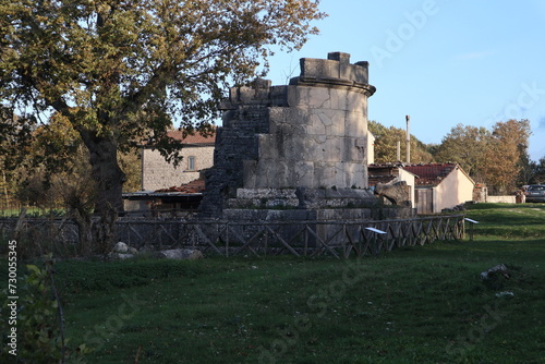 Obraz na płótnie Altilia - Mausoleo di Caius Ennius Marsus al Parco Archeologico di Sepino w salonie
