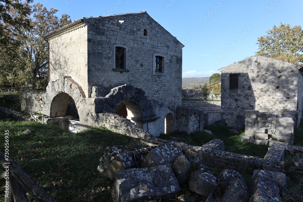 Altilia - Scorcio del teatro nel Parco Archeologico di Sepino