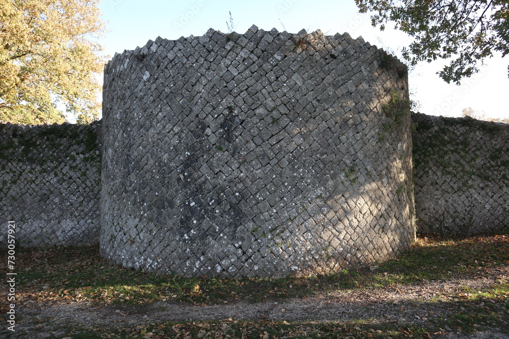 Altilia - Torre delle cinta muraria nel Parco Archeologico di Sepino