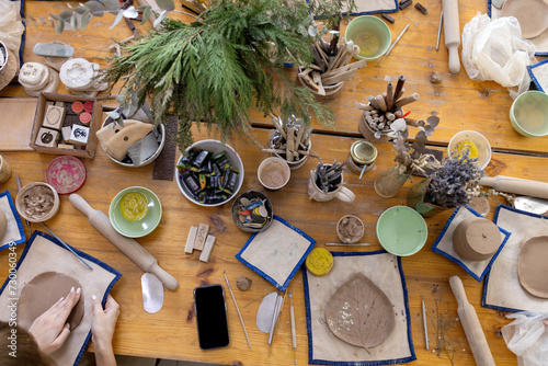 Fotografía work table with tools and blanks during a master class in a pottery workshop