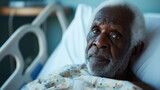 Homem afro deitado em um leito de hospital 