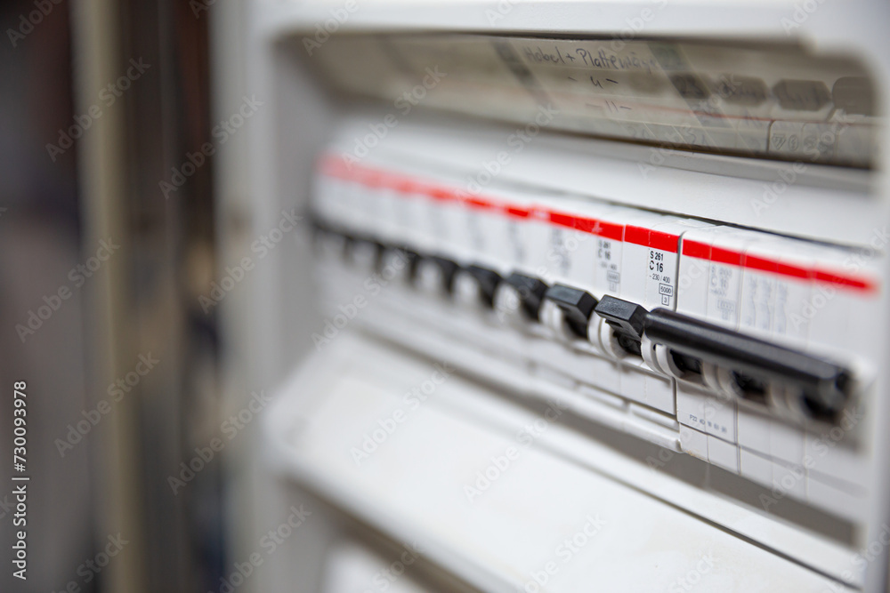 Leitungsschutzschalter in einer Unterverteilung der Werkstatt eines Schreiners für die Absicherung von Maschinen und Anlagen, Sicherungen im Stromkasten einer Schreinerei Leitungsschutzschalter in einer Unterverteilung der Werkstatt eines Schreiners für die Absicherung von Maschinen und Anlagen, Sicherungen im Stromkasten einer Schreinerei