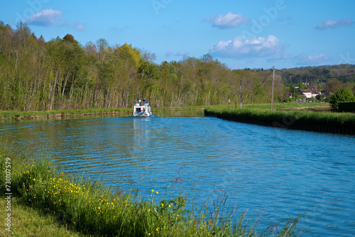 Canal-du-Bourgogne bei Tanlay, Yonne, im Frühling