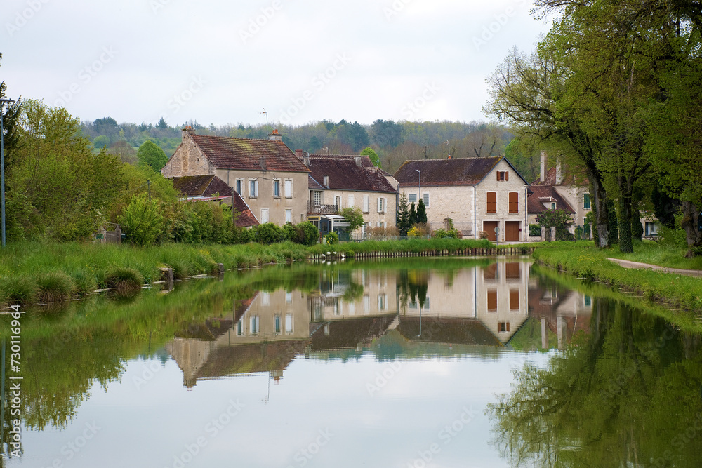 Tanlay, Yonne, Ortschaft am Canal-du-Bourgogne