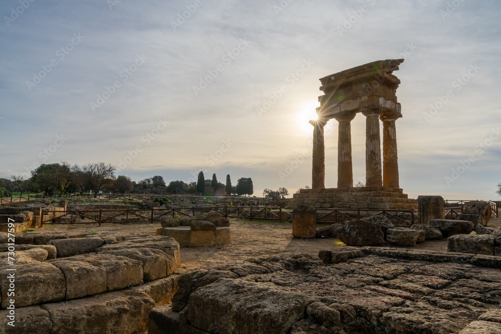 Obraz premium view of the Temple of the Dioskouroi and the Sanctuary of the Chthonic Deities in the Valley of the Temples