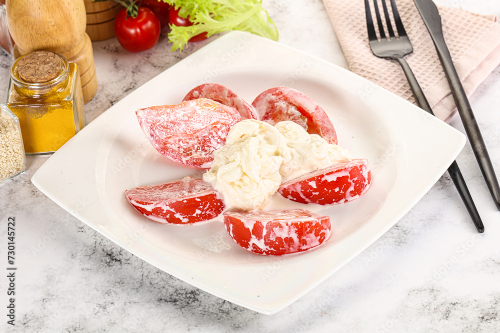 Salad with sliced tomato and stracciatella Salad with sliced tomato and stracciatella
