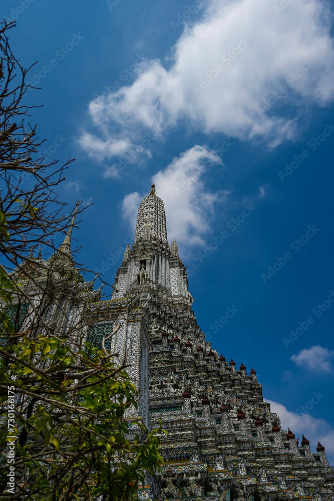 Wat Arun is an important tourist attraction and is also a symbol of Bangkok that tourists from all over the world know. and want to come visit. Wat Arun is an important tourist attraction and is also a symbol of Bangkok that tourists from all over the world know. and want to come visit.