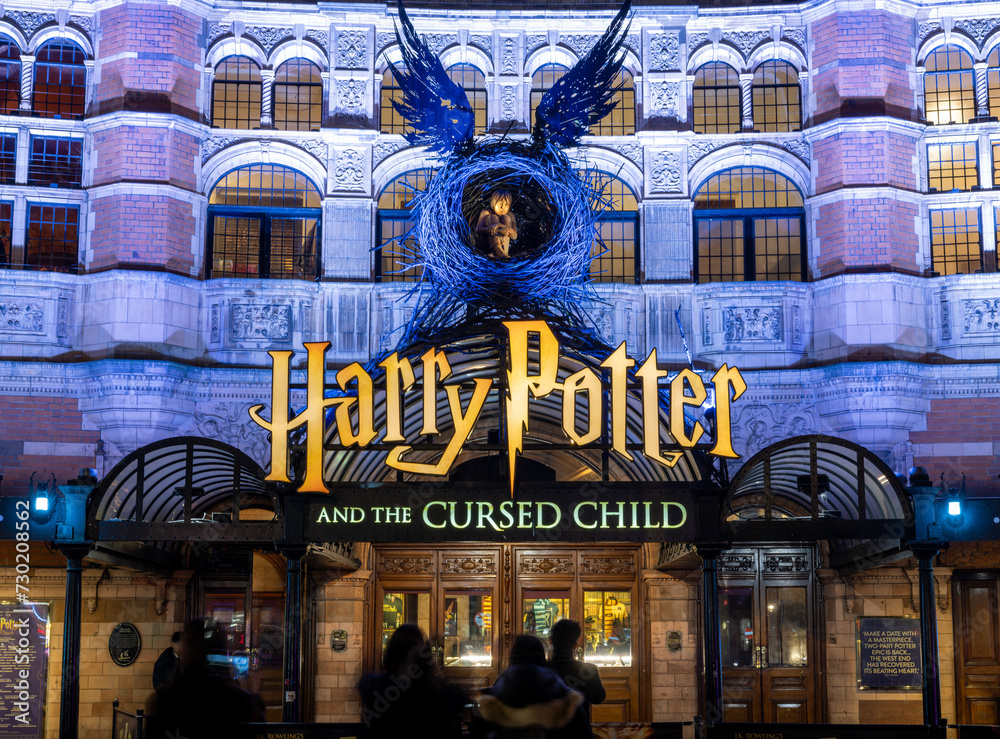 Obraz premium London. UK- 02.04.2024. A night time view of the main display on the facade of the Palace Theatre for the show Harry Potter and the Curse Child.