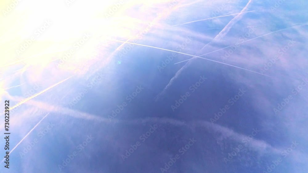 stimmungsvoller blauer Himmel mit vorbeiziehenden Wolken im Zeitraffer, Himmel mit Chemtrails, Flugzeuge, Kondensstreifen