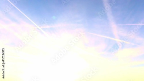 stimmungsvoller blauer Himmel mit vorbeiziehenden Wolken im Zeitraffer, Himmel mit Chemtrails, Flugzeuge, Kondensstreifen photo