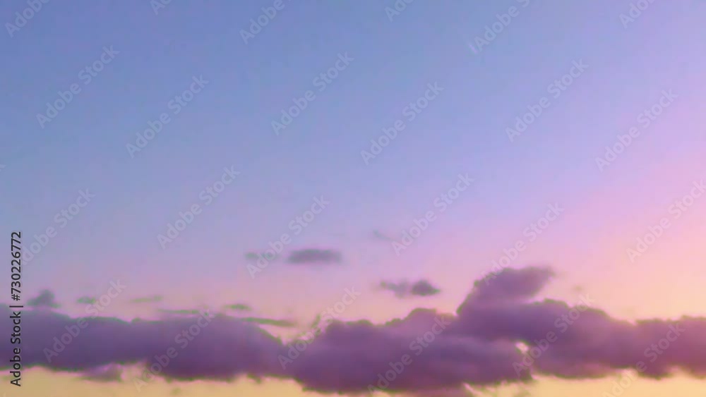 stimmungsvoller blauer Himmel mit vorbeiziehenden Wolken im Zeitraffer, Sonnenuntergang, Himmel mit Wolken