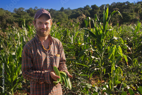 Canvastavla Agricultor organico biodinamico mostrando cosecha de poroto sables en cultivos d