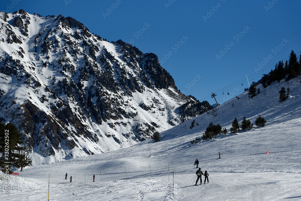 Sports d'hiver à la montagne, ski et snowboard