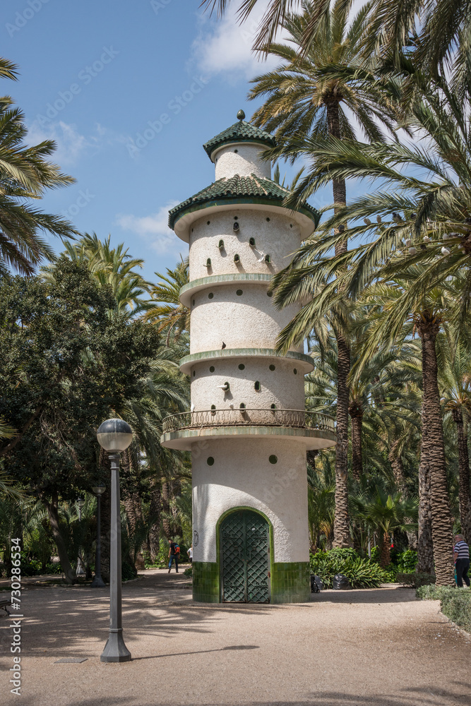 Palomar gigante construido dentro del Jardín del Palmeral en el centro histórico de la ciudad de Elche