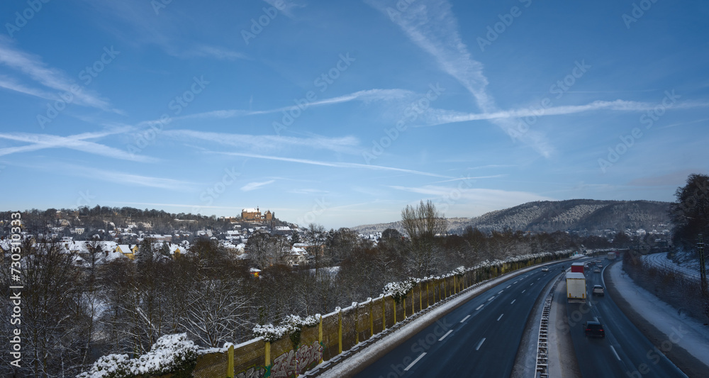 Obraz premium Winterwetter mit Schnee In Marburg, Blick von Brücke über Autostraße