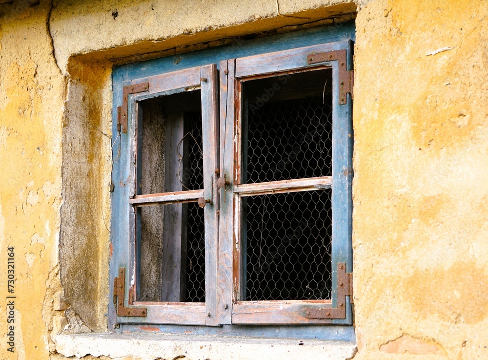 Nahaufnahme altes kaputtes und schiefes Fenster eines alten Backsteinhauses