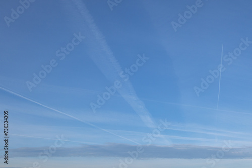 Trainées d'avions dans le ciel	 photo