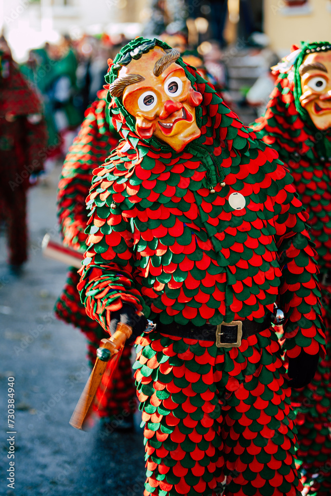 Fototapeta premium Fasnetsumzug in Oberschwaben - Hästräger treiben den Winter aus. Schwäbisch-allemannische Fasnet in Oberschwaben